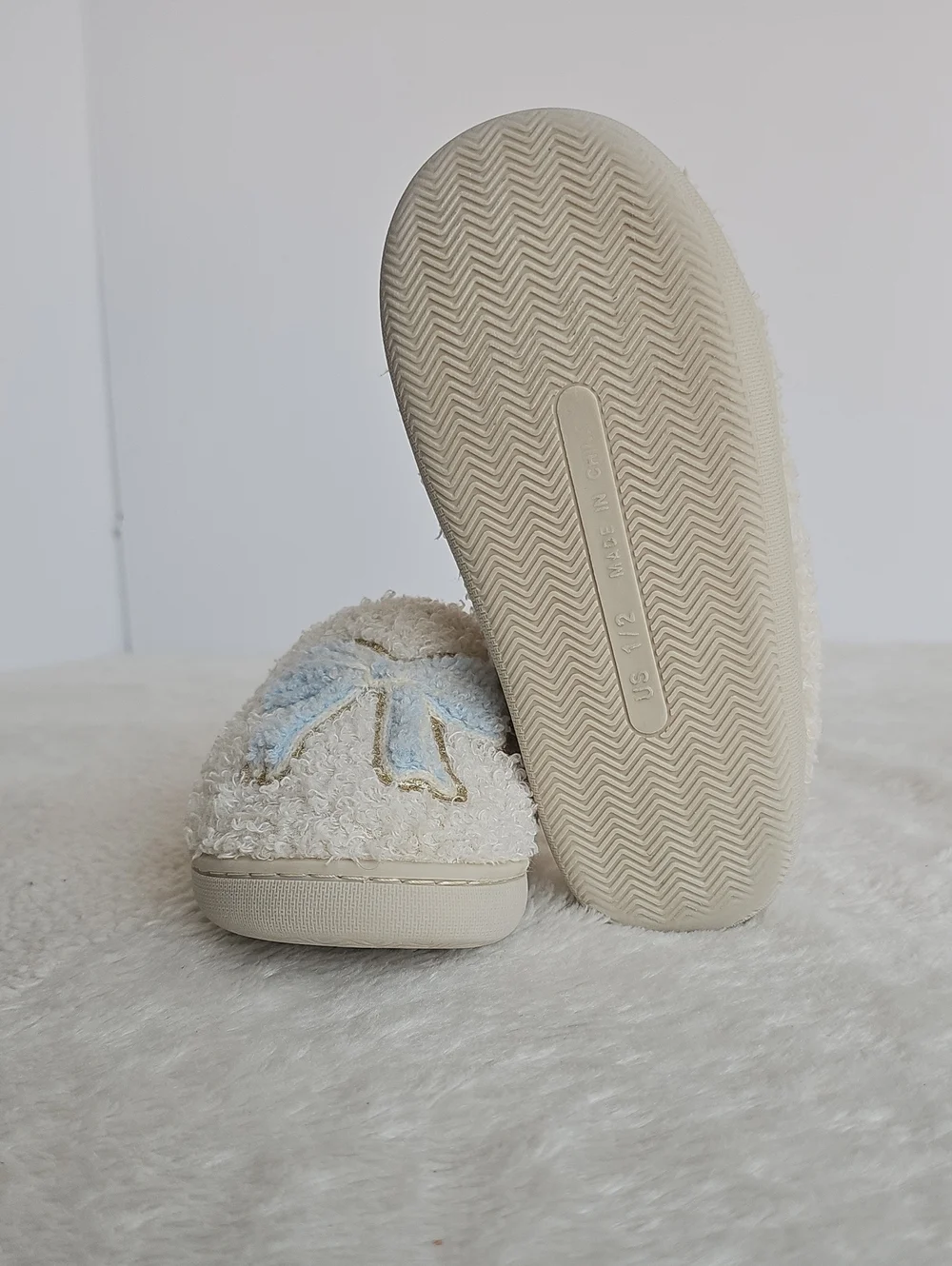 Cozy Cream Fuzzy Slipper Mules Blue Embroidered Bow Sz 1/2
